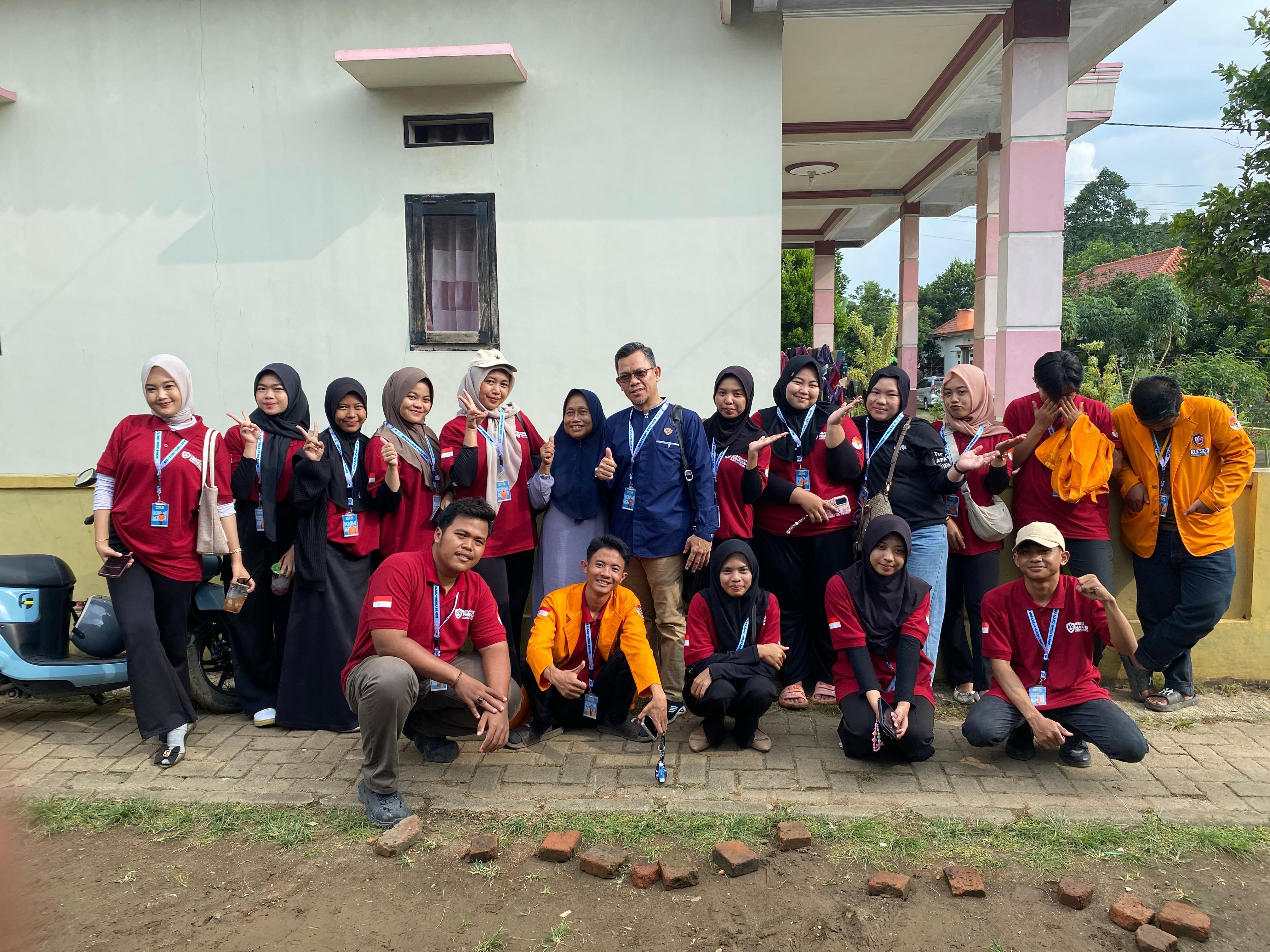 Mahasiswa KKM Kelompok 8 Universitas Primagraha Mengembangkan Kerupuk Krutang Kuliner Khas Kelurahan Cipete Menuju Pasar Digital