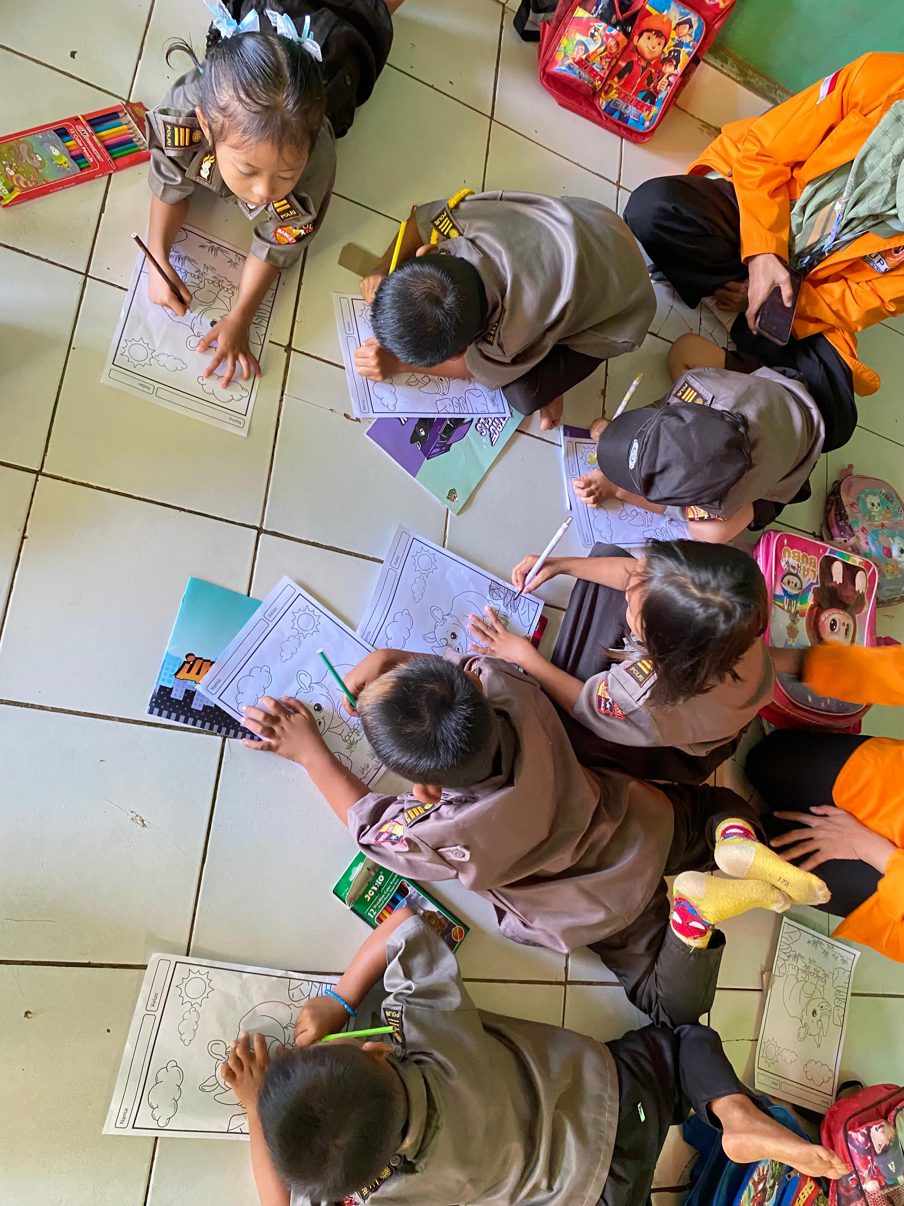 KKM 08 Universitas Primagraha: Menyelenggarakan Perlombaan Mewarnai di Paud Al-Amanah